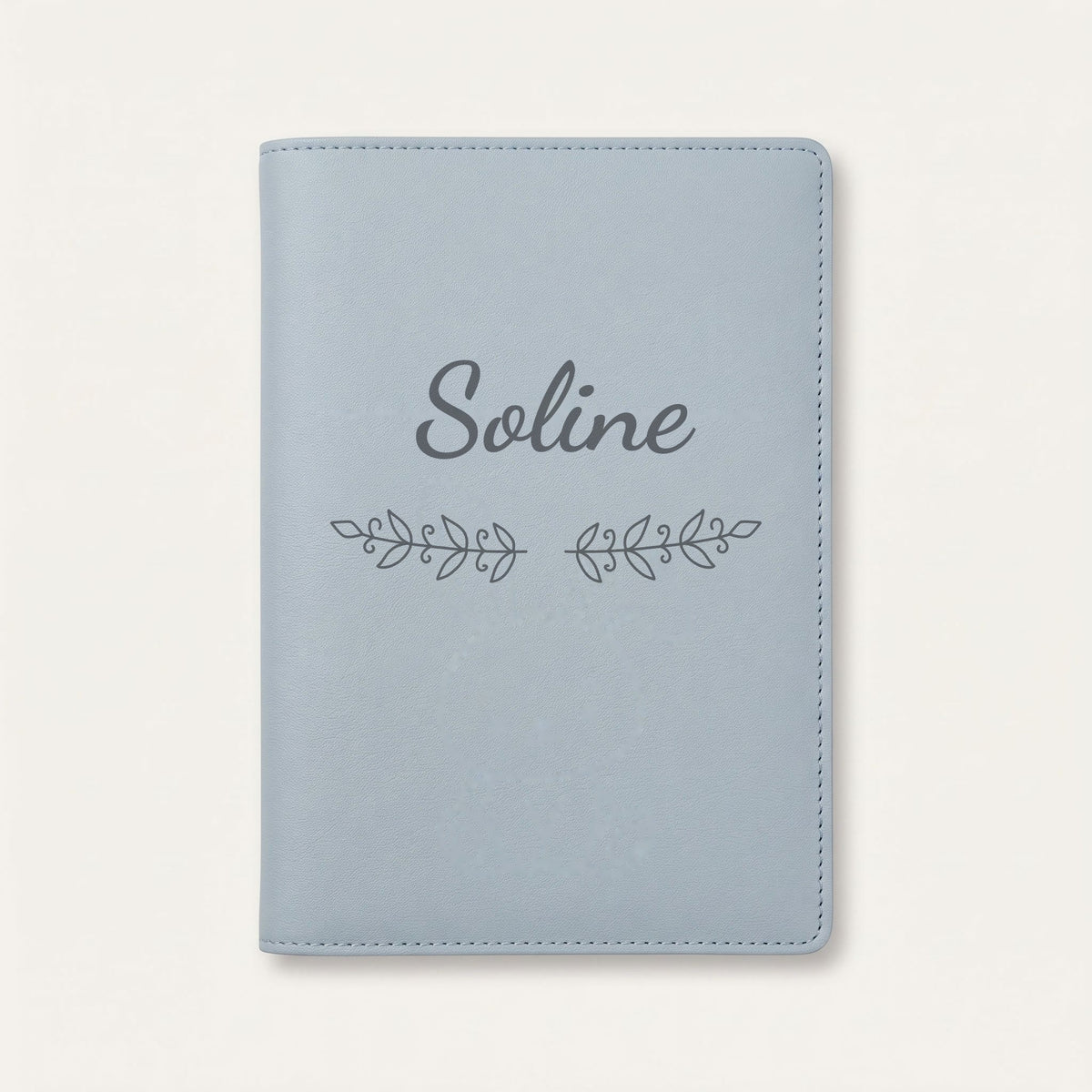 Protège carnet de santé personnalisé Soline — Bleu nuage — prénom « Soline » gravé, ornement Volutes