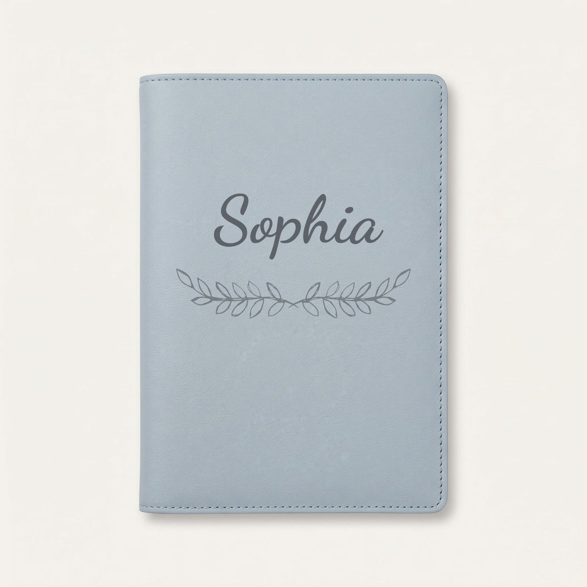 Protège carnet de santé personnalisé Sophia — Bleu nuage — prénom « Sophia » gravé, ornement Feuillage