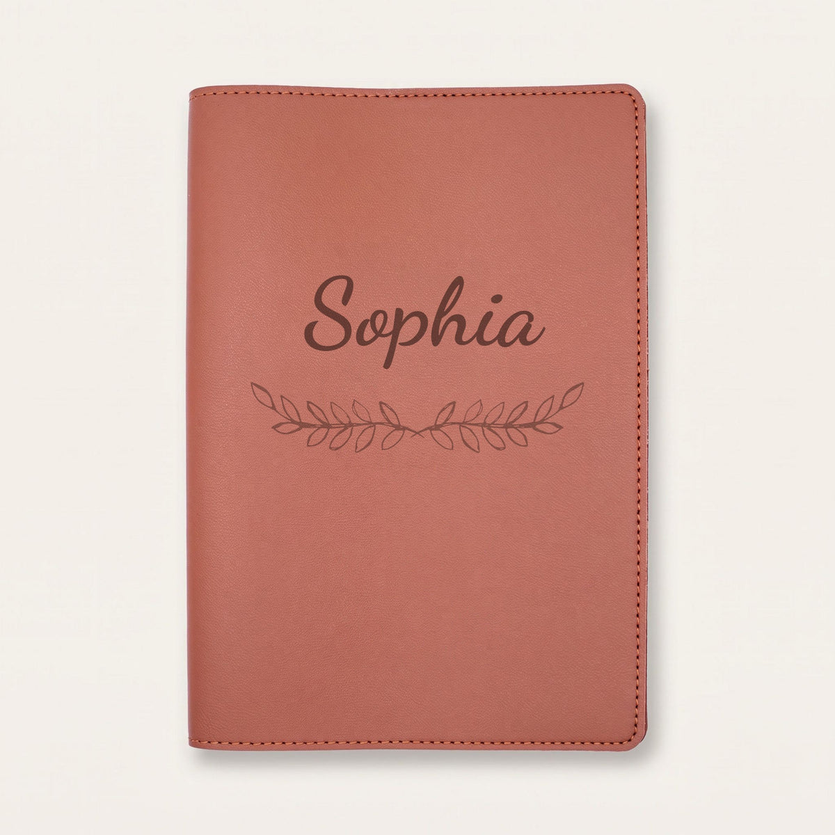 Protège carnet de santé personnalisé Sophia — Chocolat — prénom « Sophia » gravé, ornement Feuillage
