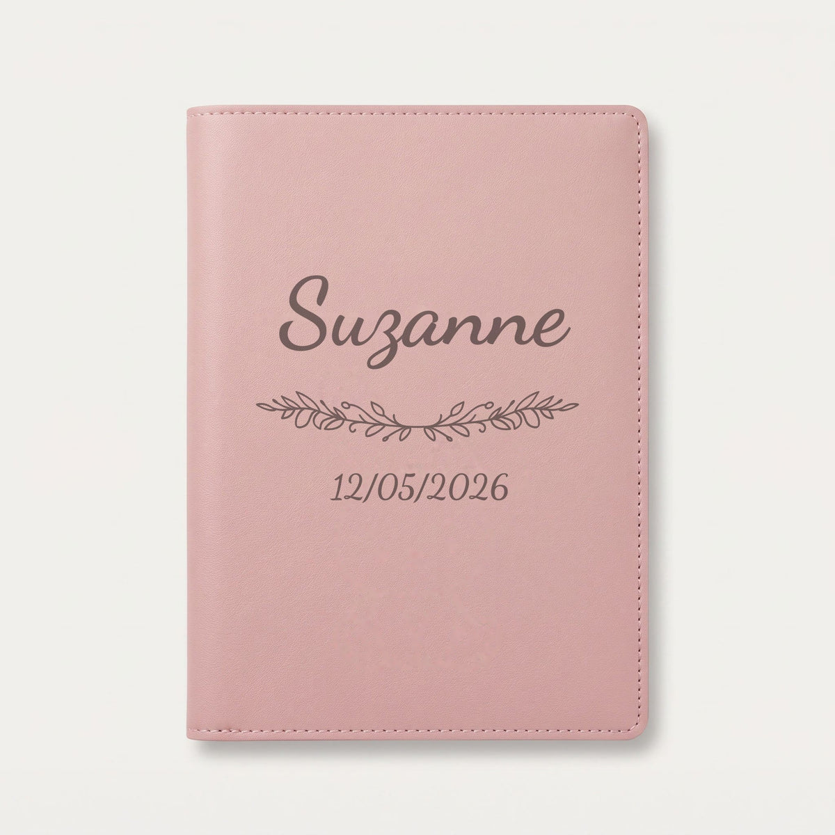 Protège carnet de santé personnalisé Suzanne — Rose dragée — prénom « Suzanne », ornement Guirlande et date de naissance « 12/05/2026 » gravés