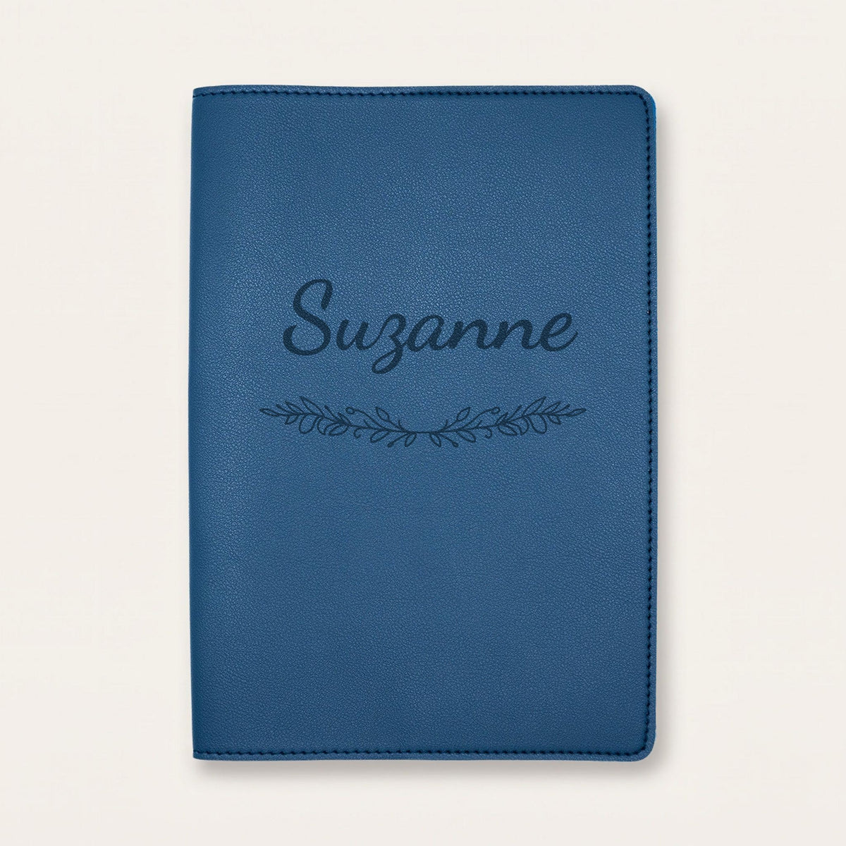 Protège carnet de santé personnalisé Suzanne — Bleu nuit — prénom « Suzanne » gravé, ornement Guirlande