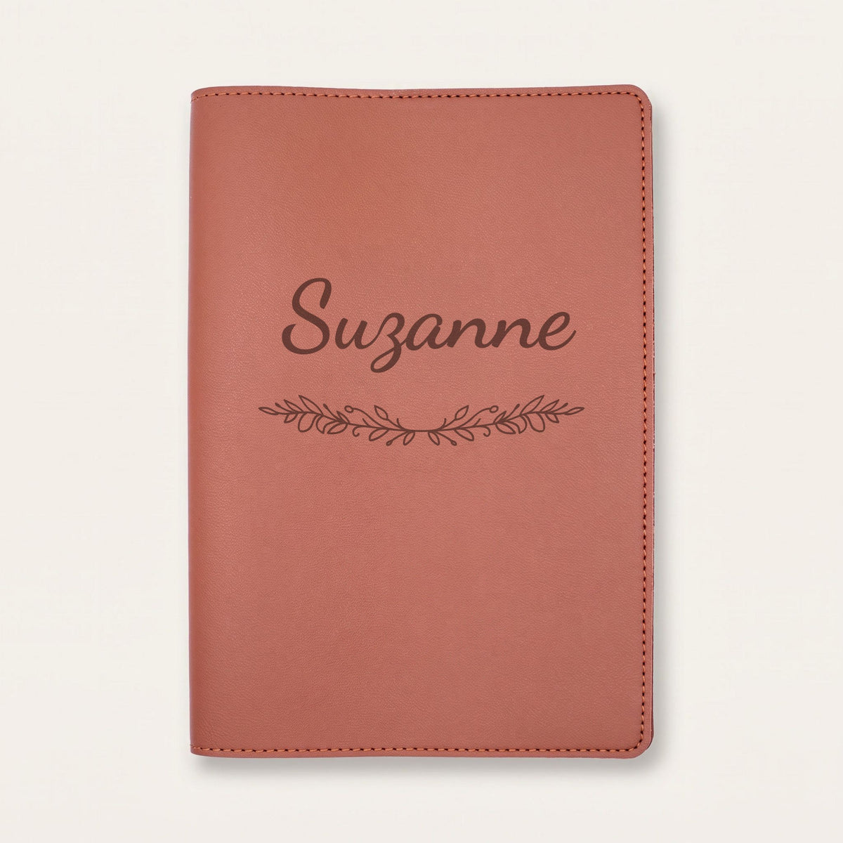 Protège carnet de santé personnalisé Suzanne — Chocolat — prénom « Suzanne » gravé, ornement Guirlande