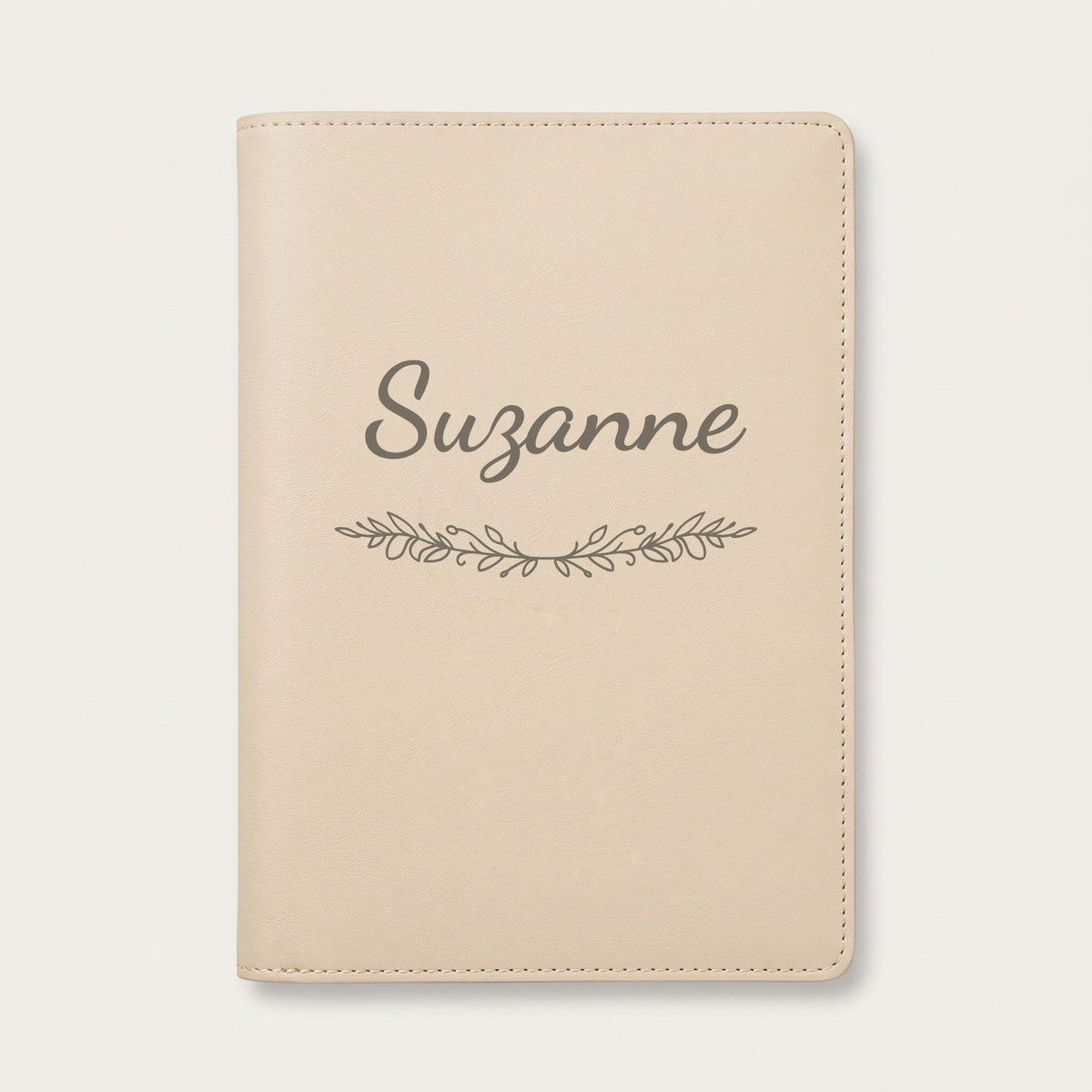 Protège carnet de santé personnalisé Suzanne — Crème vanille — prénom « Suzanne » gravé, ornement Guirlande