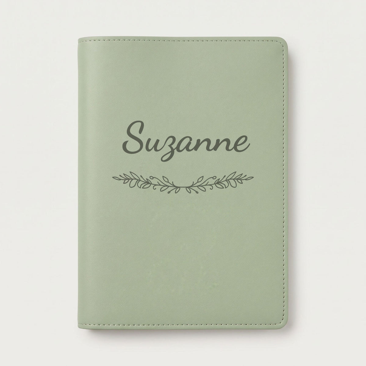 Protège carnet de santé personnalisé Suzanne — Vert sauge — prénom « Suzanne » gravé, ornement Guirlande
