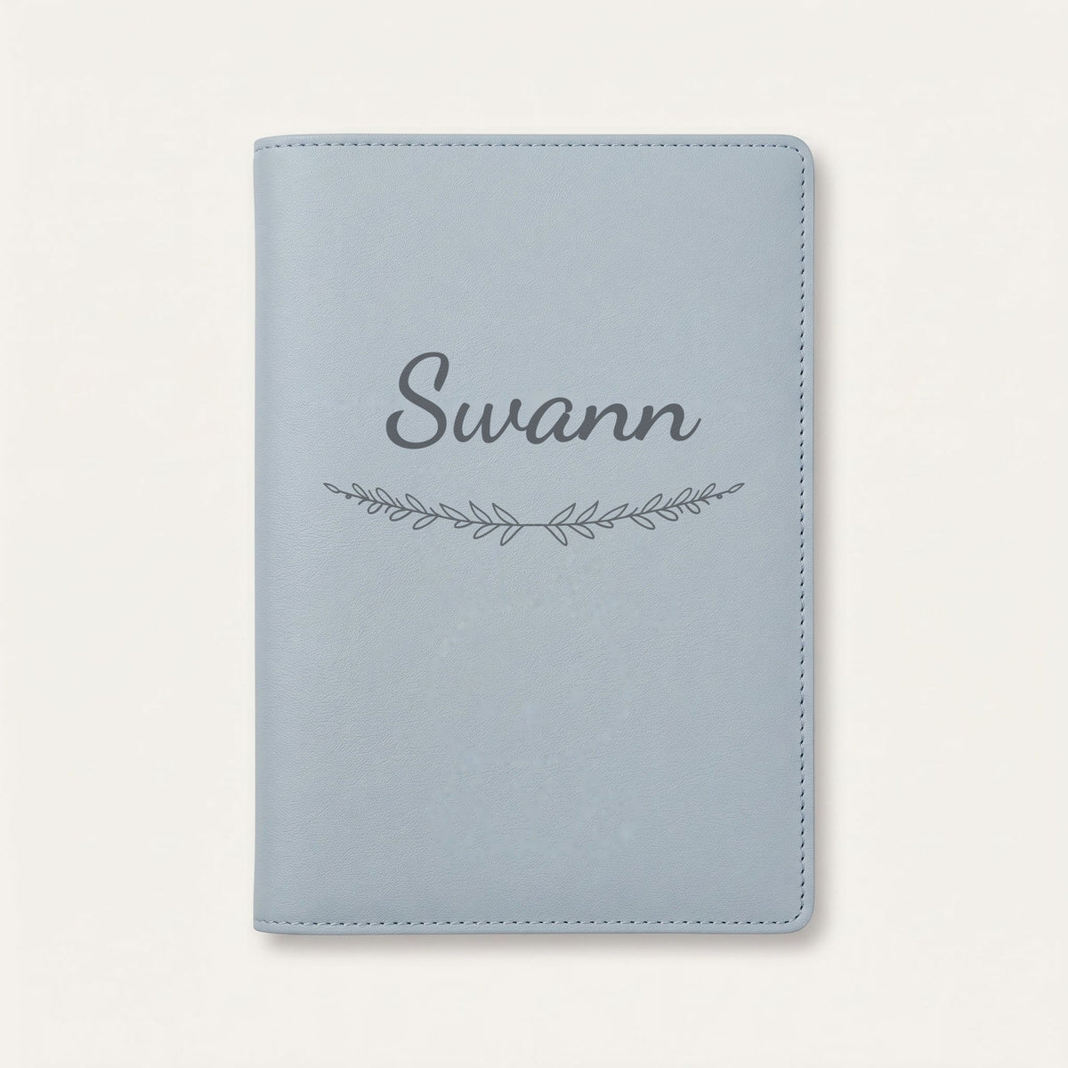 Protège carnet de santé personnalisé Swann — Bleu nuage — prénom « Swann » gravé, ornement Brindilles