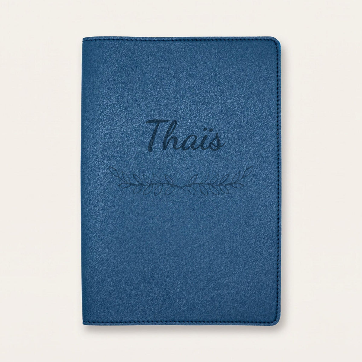 Protège carnet de santé personnalisé Thaïs — Bleu nuit — prénom « Thaïs » gravé, ornement Feuillage