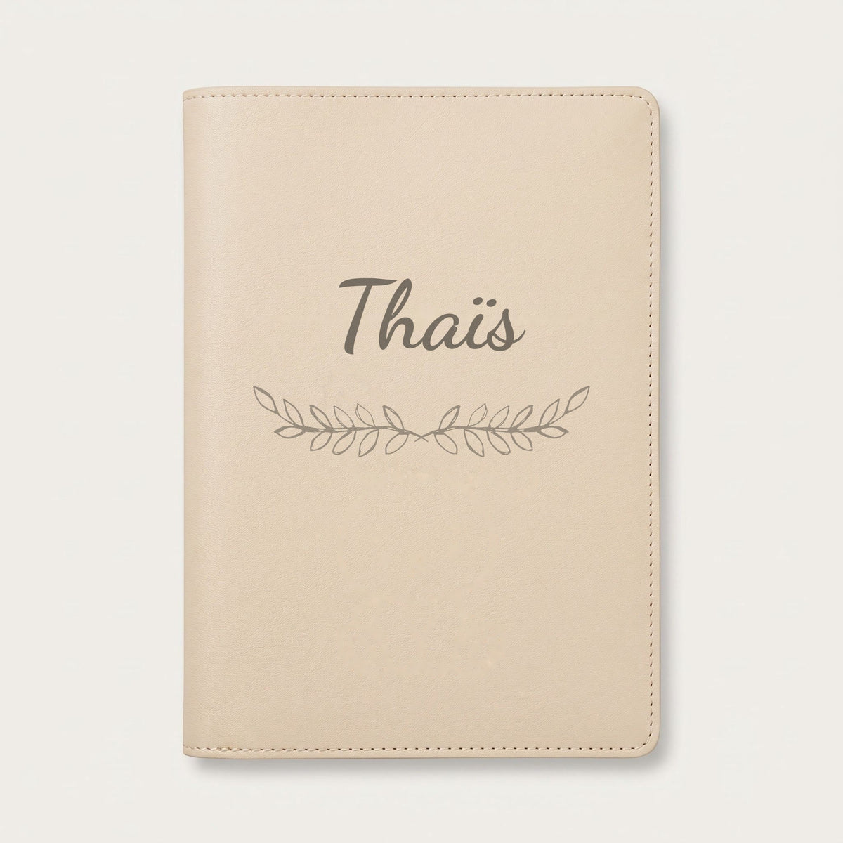 Protège carnet de santé personnalisé Thaïs — Crème vanille — prénom « Thaïs » gravé, ornement Feuillage