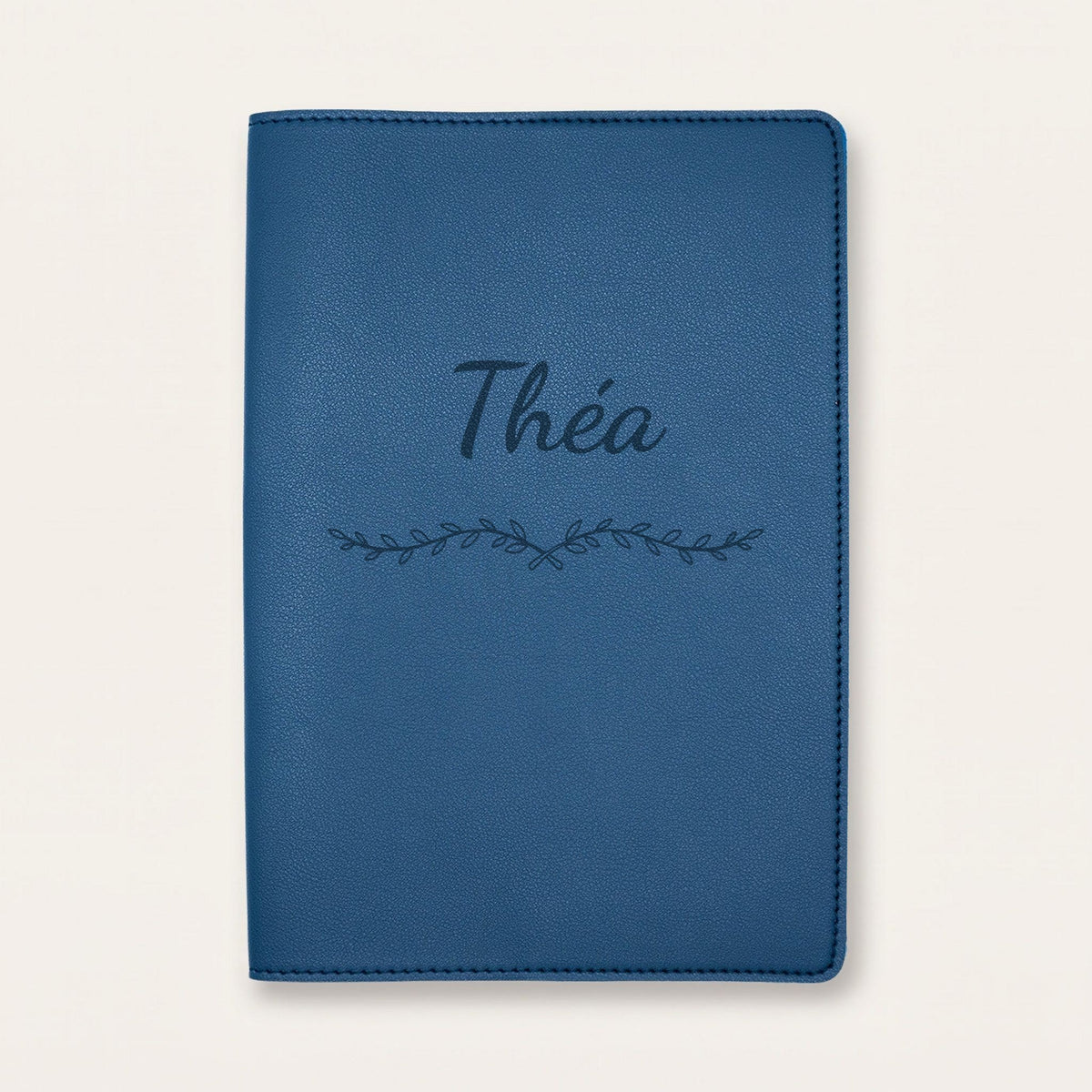 Protège carnet de santé personnalisé Théa — Bleu nuit — prénom « Théa » gravé, ornement Liane