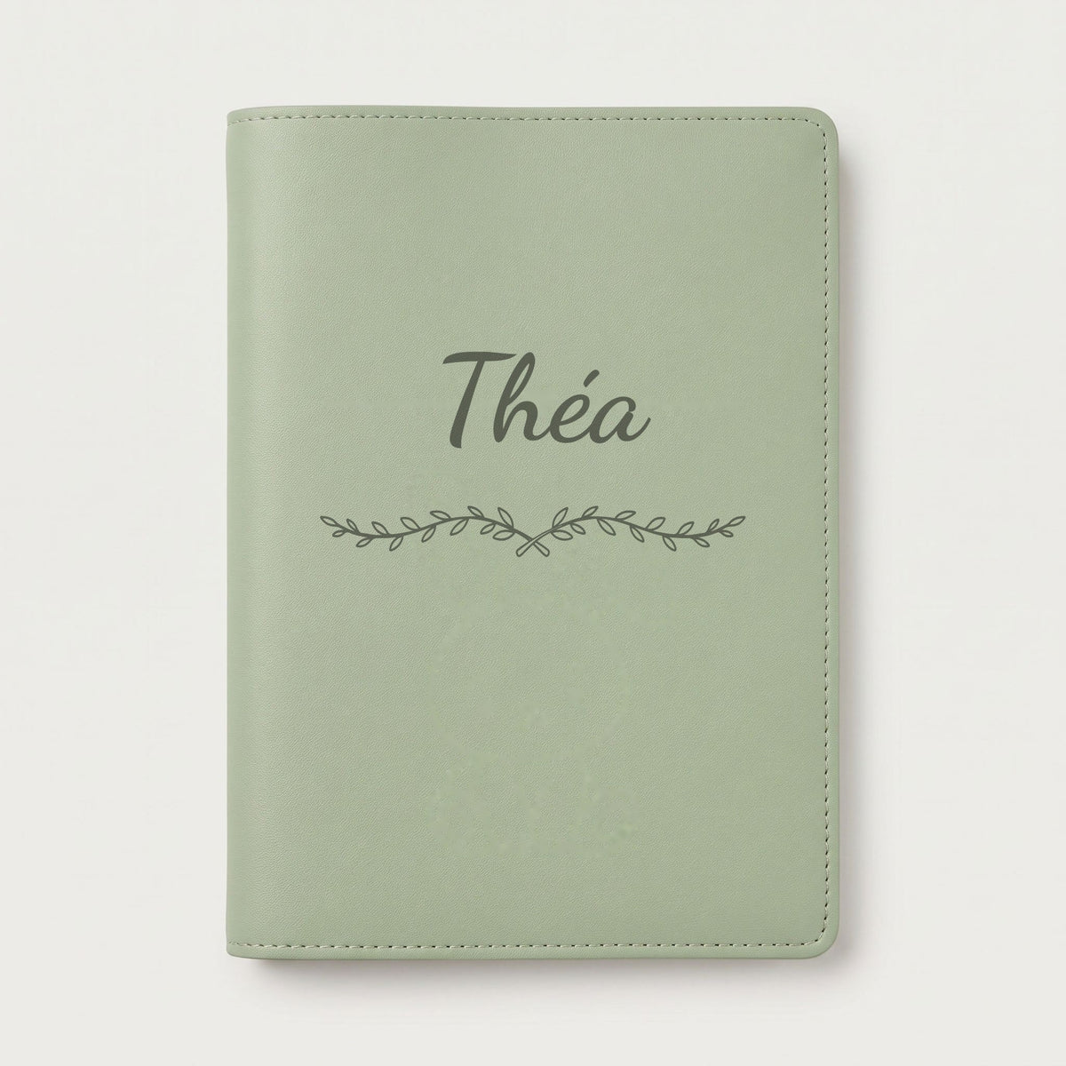 Protège carnet de santé personnalisé Théa — Vert sauge — prénom « Théa » gravé, ornement Liane