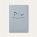 Protège carnet de santé personnalisé Thiago — Bleu nuage — prénom « Thiago » gravé, ornement Brindilles