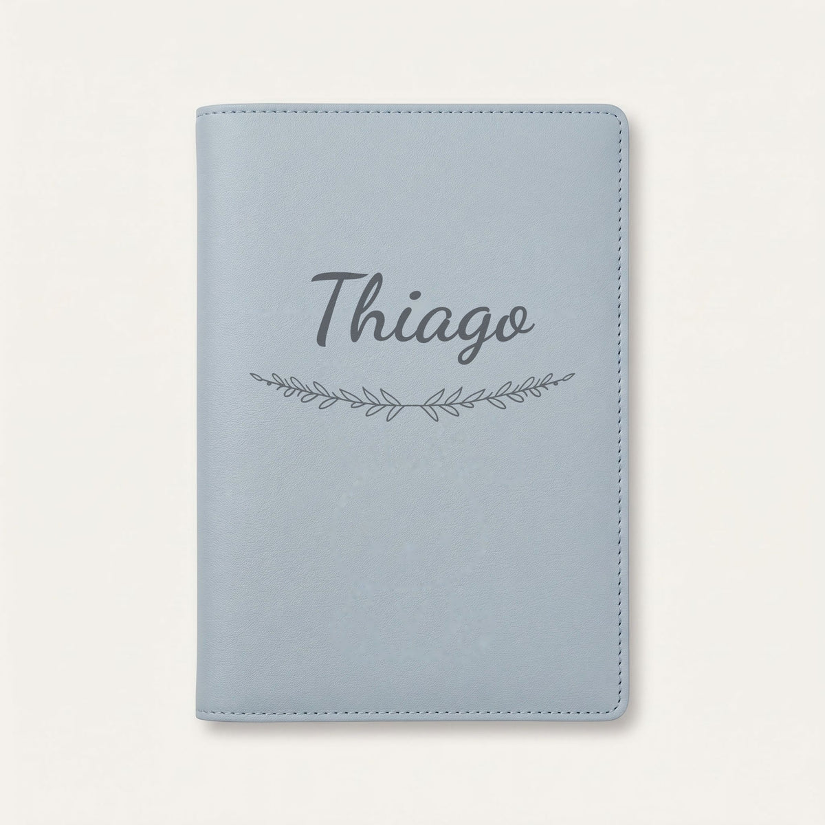 Protège carnet de santé personnalisé Thiago — Bleu nuage — prénom « Thiago » gravé, ornement Brindilles