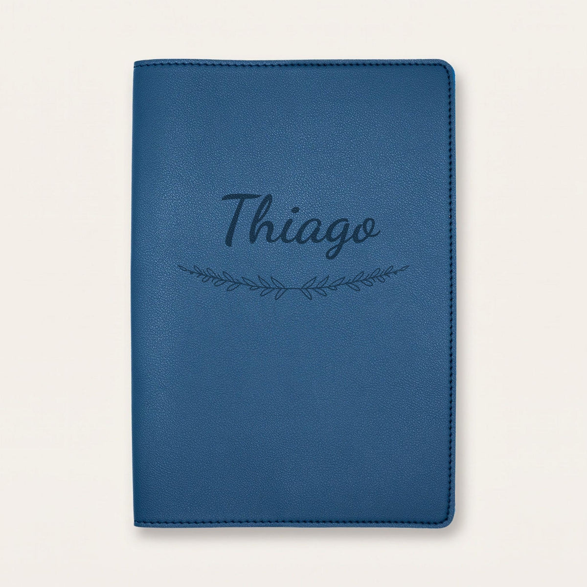 Protège carnet de santé personnalisé Thiago — Bleu nuit — prénom « Thiago » gravé, ornement Brindilles