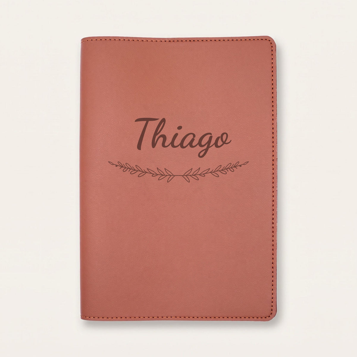 Protège carnet de santé personnalisé Thiago — Chocolat — prénom « Thiago » gravé, ornement Brindilles