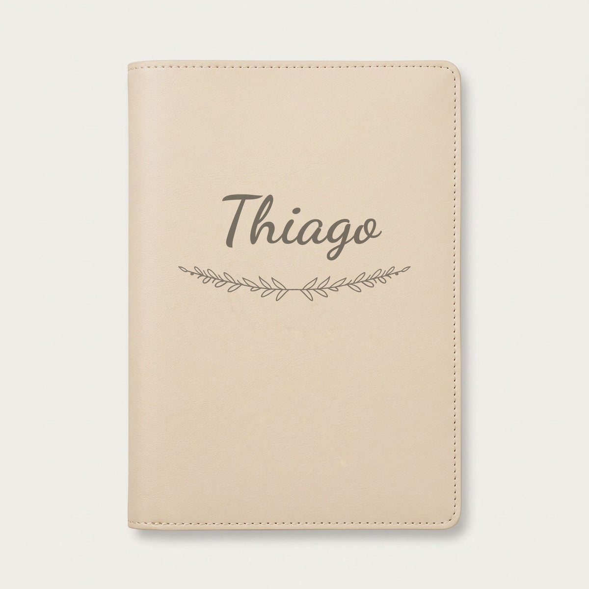 Protège carnet de santé personnalisé Thiago — Crème vanille — prénom « Thiago » gravé, ornement Brindilles