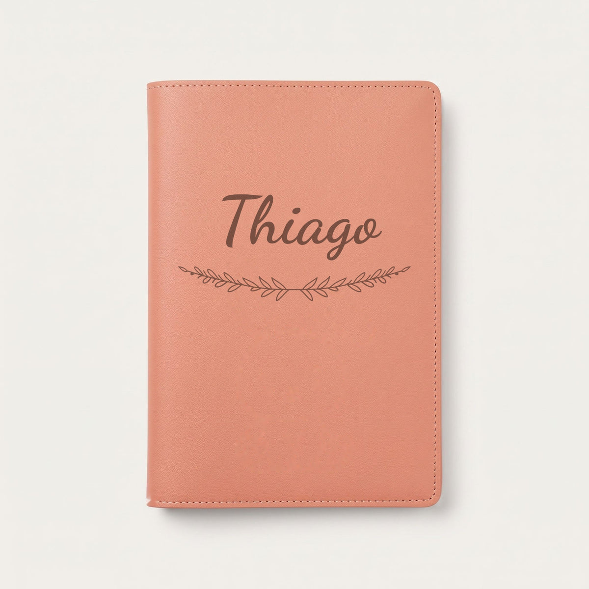 Protège carnet de santé personnalisé Thiago — Terracotta — prénom « Thiago » gravé, ornement Brindilles