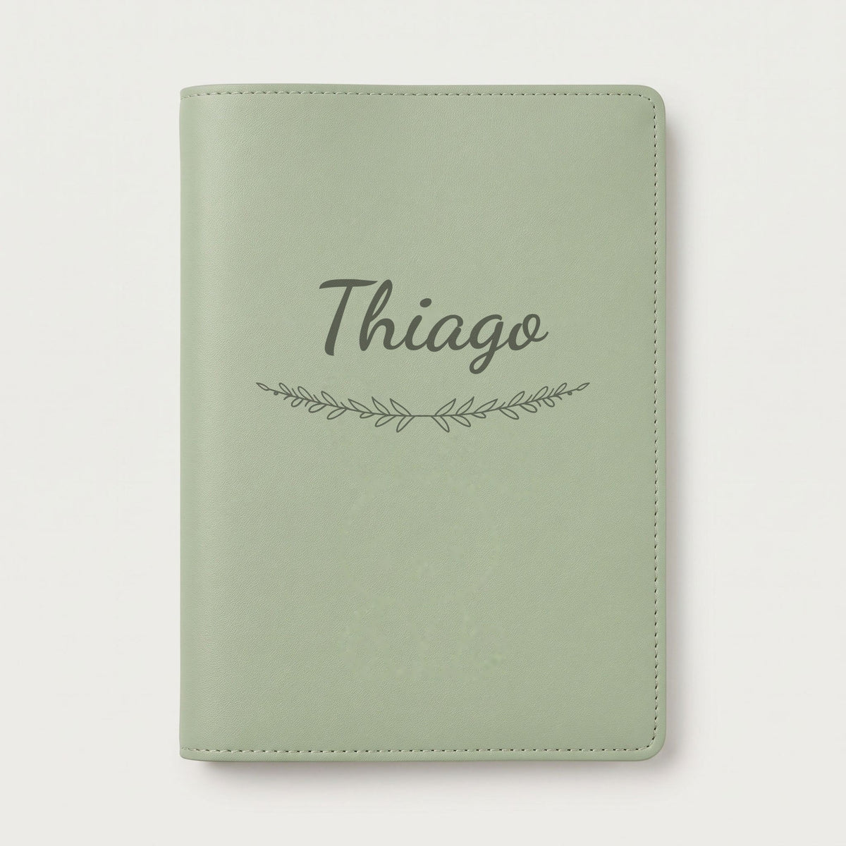Protège carnet de santé personnalisé Thiago — Vert sauge — prénom « Thiago » gravé, ornement Brindilles
