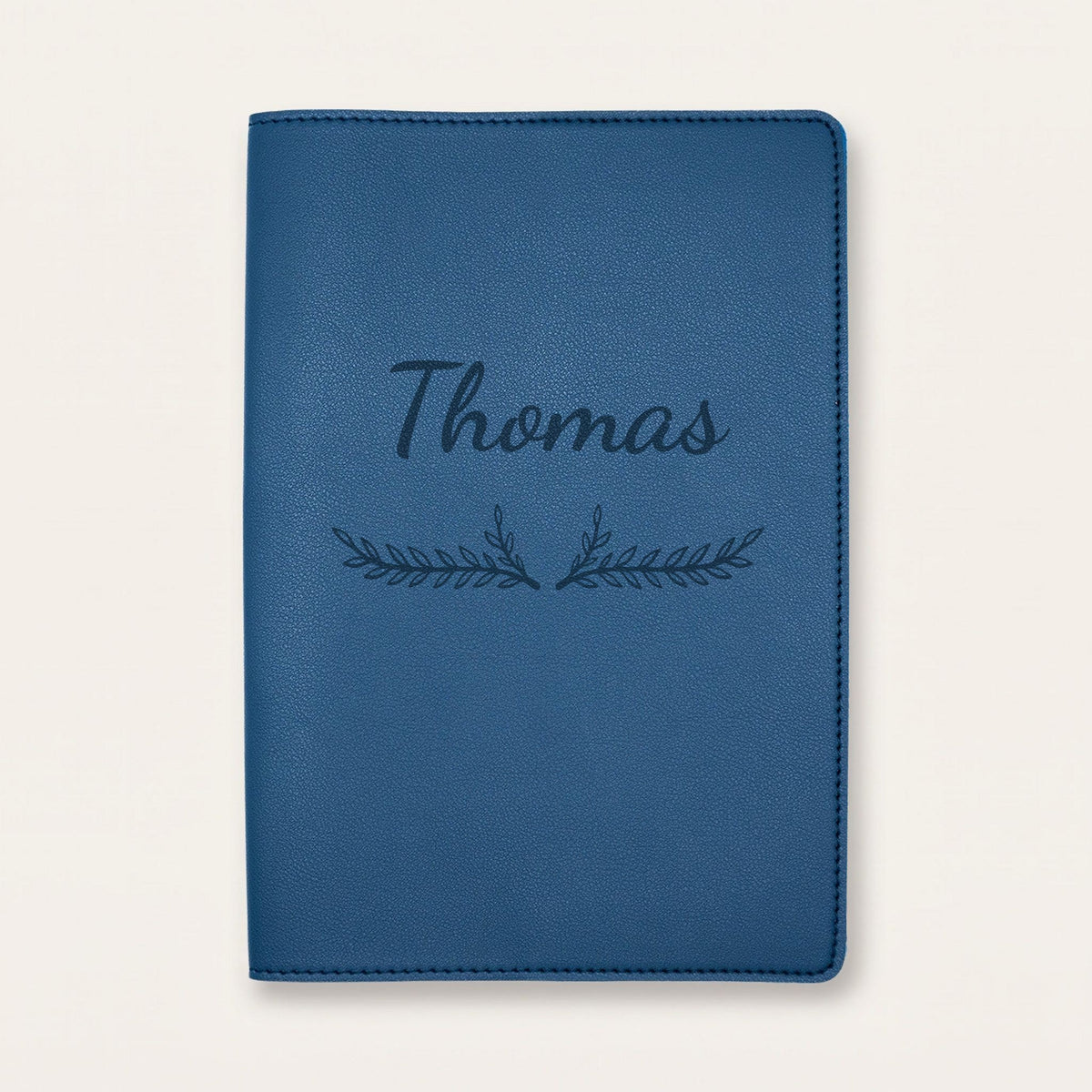Protège carnet de santé personnalisé Thomas — Bleu nuit — prénom « Thomas » gravé, ornement Bouquet