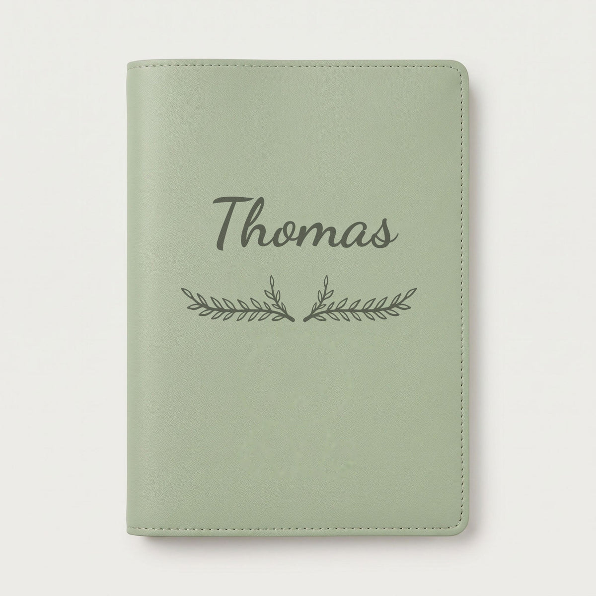 Protège carnet de santé personnalisé Thomas — Vert sauge — prénom « Thomas » gravé, ornement Bouquet