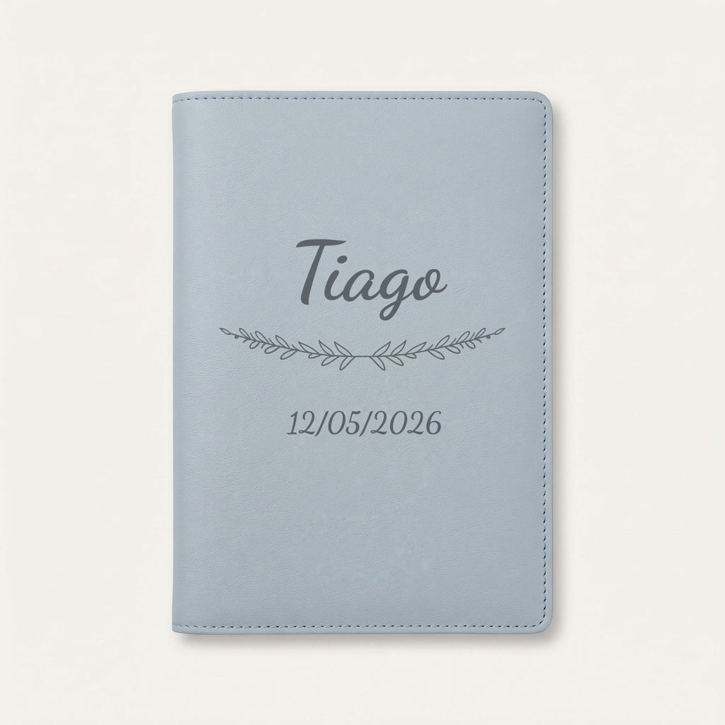 Protège carnet de santé personnalisé Tiago — Bleu nuage — prénom « Tiago », ornement Brindilles et date de naissance « 12/05/2026 » gravés