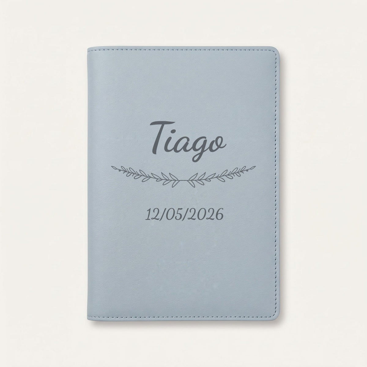 Protège carnet de santé personnalisé Tiago — Bleu nuage — prénom « Tiago », ornement Brindilles et date de naissance « 12/05/2026 » gravés
