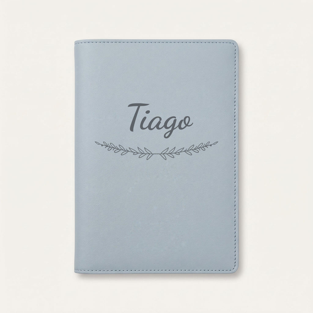 Protège carnet de santé personnalisé Tiago — Bleu nuage — prénom « Tiago » gravé, ornement Brindilles