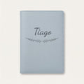 Protège carnet de santé personnalisé Tiago — Bleu nuage — prénom « Tiago » gravé, ornement Brindilles