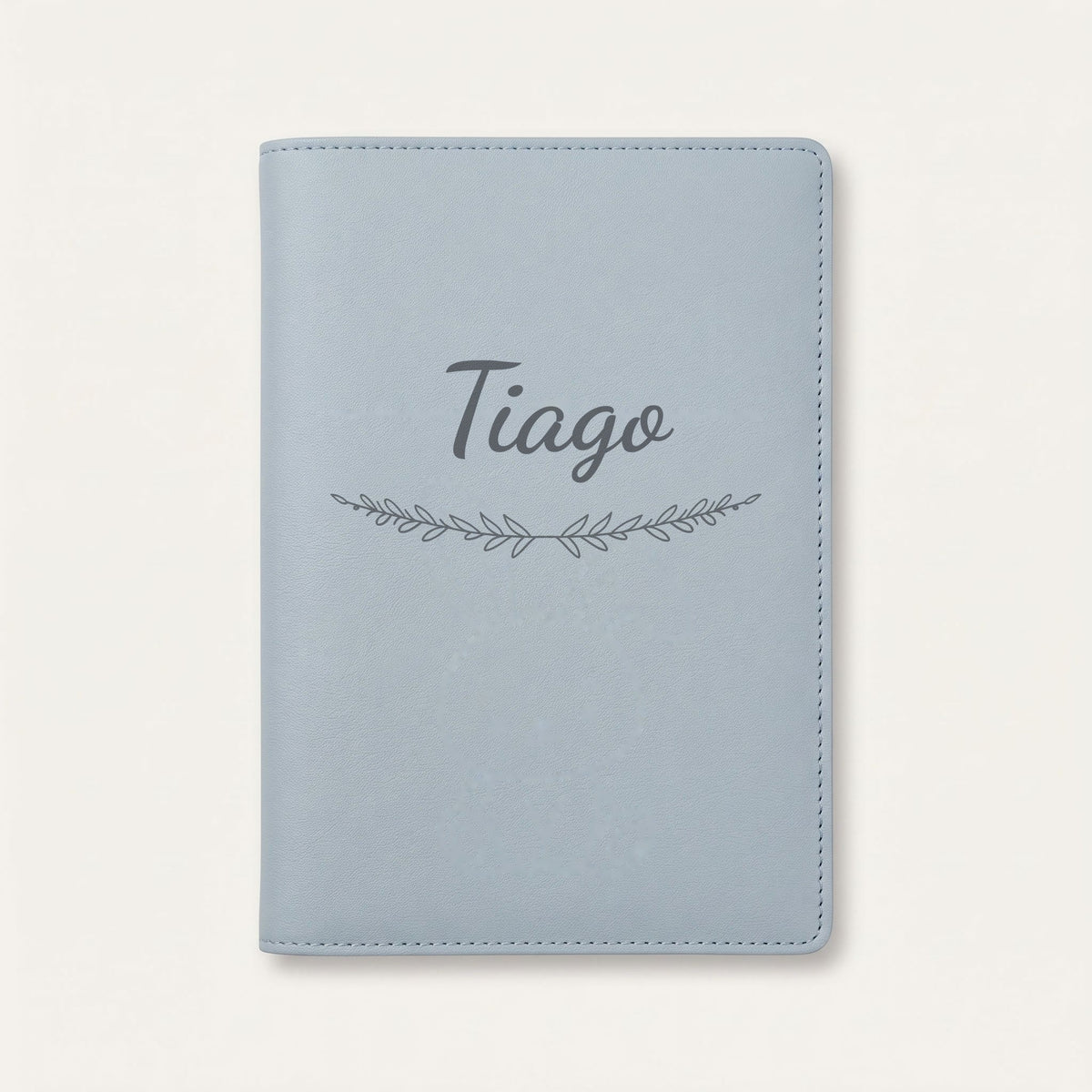 Protège carnet de santé personnalisé Tiago — Bleu nuage — prénom « Tiago » gravé, ornement Brindilles