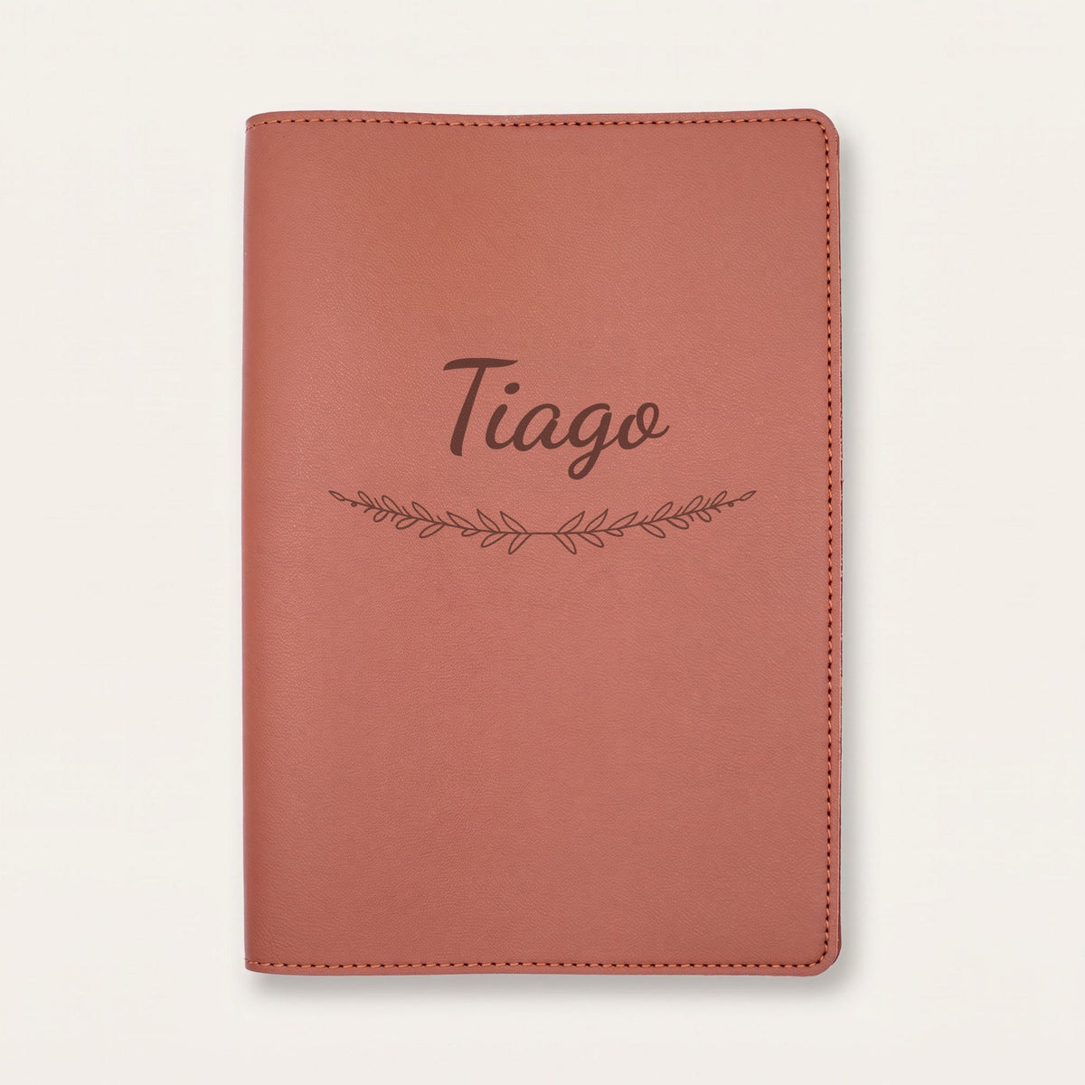 Protège carnet de santé personnalisé Tiago — Chocolat — prénom « Tiago » gravé, ornement Brindilles