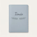 Protège carnet de santé personnalisé Timéo — Bleu nuage — prénom « Timéo » gravé, ornement Volutes