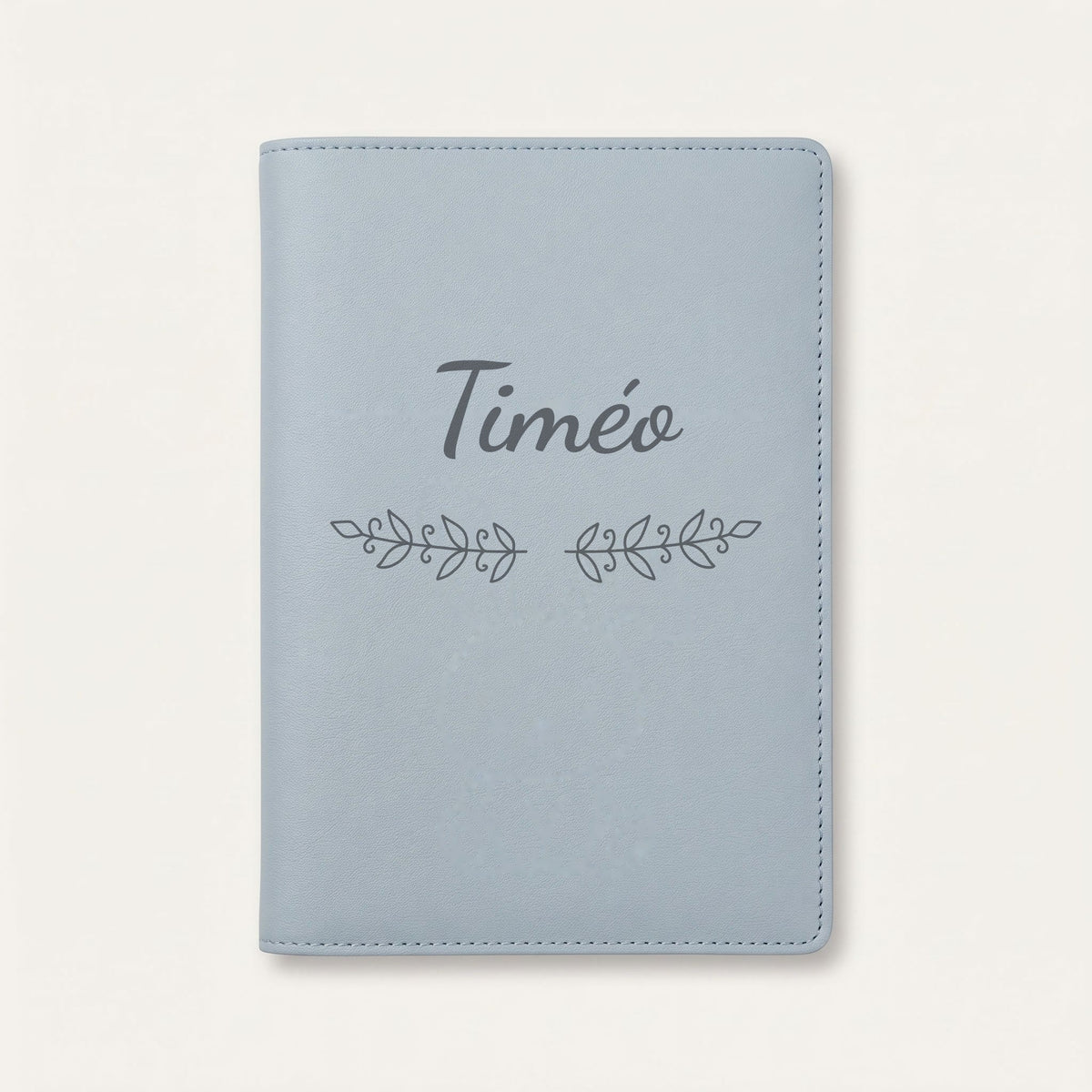 Protège carnet de santé personnalisé Timéo — Bleu nuage — prénom « Timéo » gravé, ornement Volutes