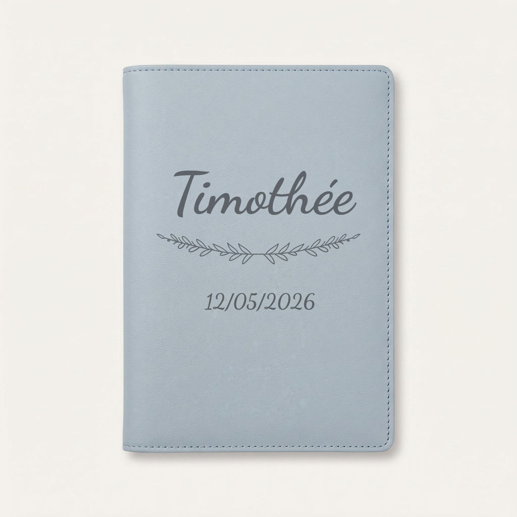 Protège carnet de santé personnalisé Timothée — Bleu nuage — prénom « Timothée », ornement Brindilles et date de naissance « 12/05/2026 » gravés