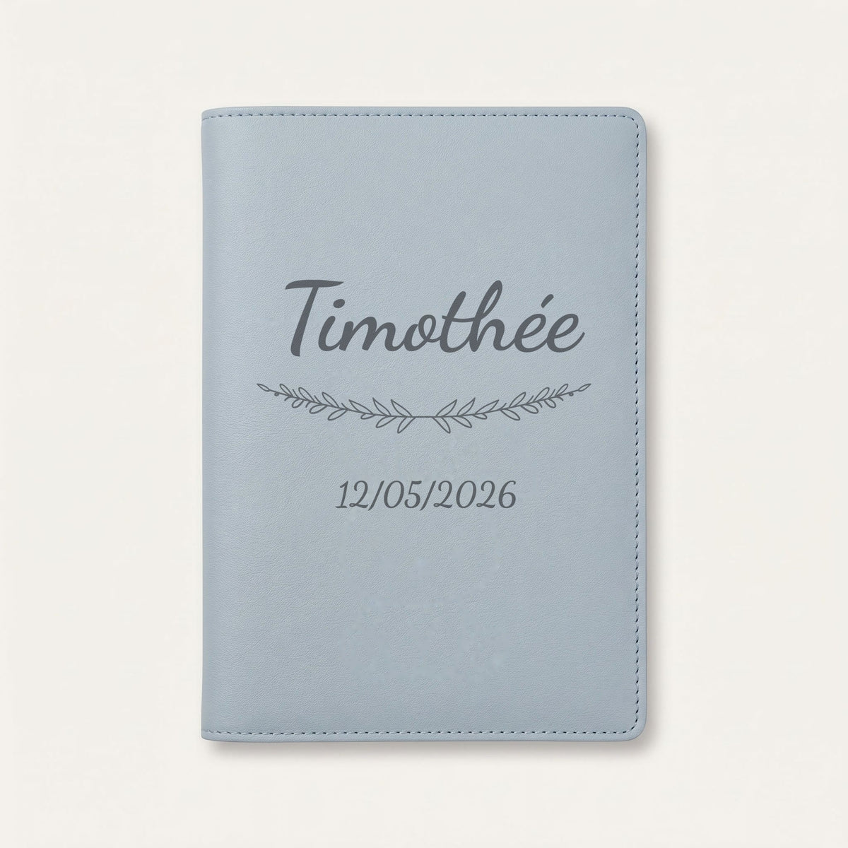 Protège carnet de santé personnalisé Timothée — Bleu nuage — prénom « Timothée », ornement Brindilles et date de naissance « 12/05/2026 » gravés
