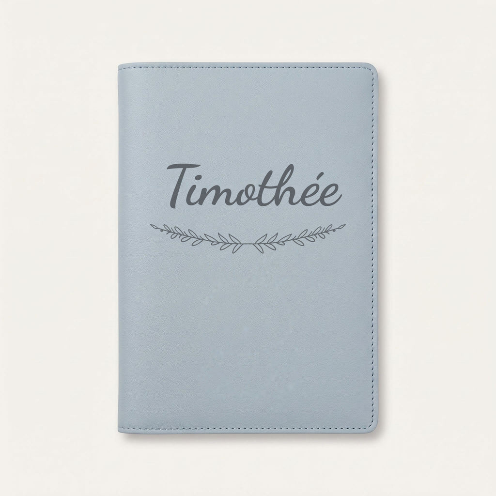 Protège carnet de santé personnalisé Timothée — Bleu nuage — prénom « Timothée » gravé, ornement Brindilles