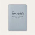 Protège carnet de santé personnalisé Timothée — Bleu nuage — prénom « Timothée » gravé, ornement Brindilles