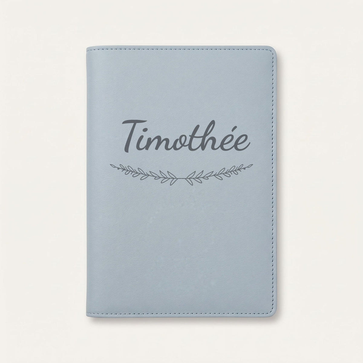 Protège carnet de santé personnalisé Timothée — Bleu nuage — prénom « Timothée » gravé, ornement Brindilles