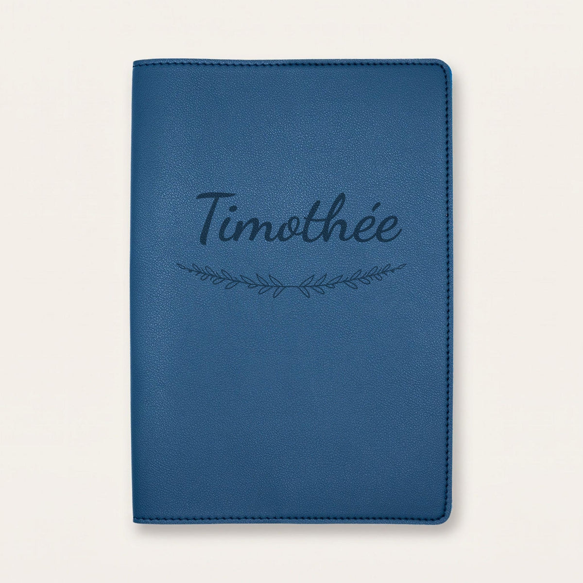 Protège carnet de santé personnalisé Timothée — Bleu nuit — prénom « Timothée » gravé, ornement Brindilles
