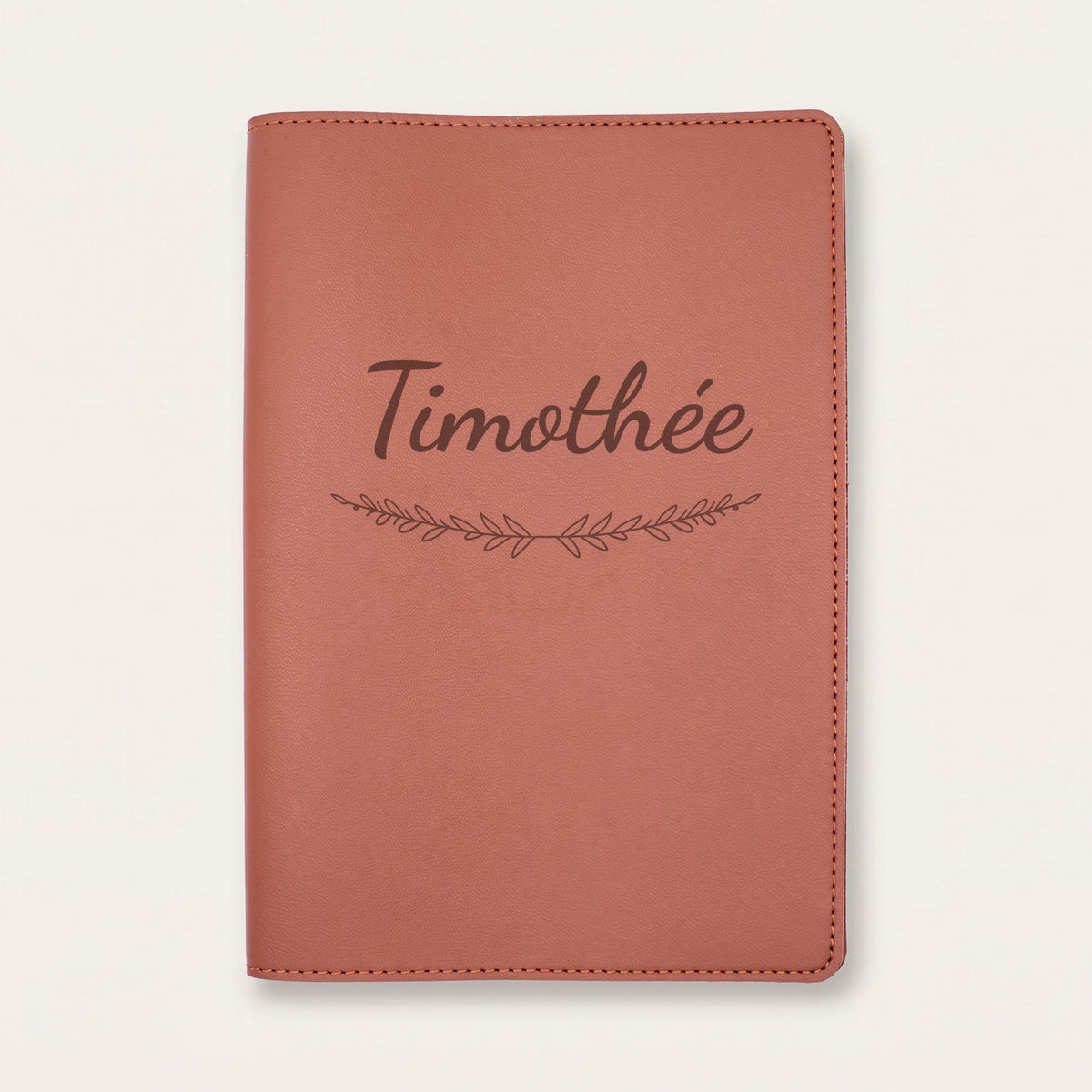 Protège carnet de santé personnalisé Timothée — Chocolat — prénom « Timothée » gravé, ornement Brindilles