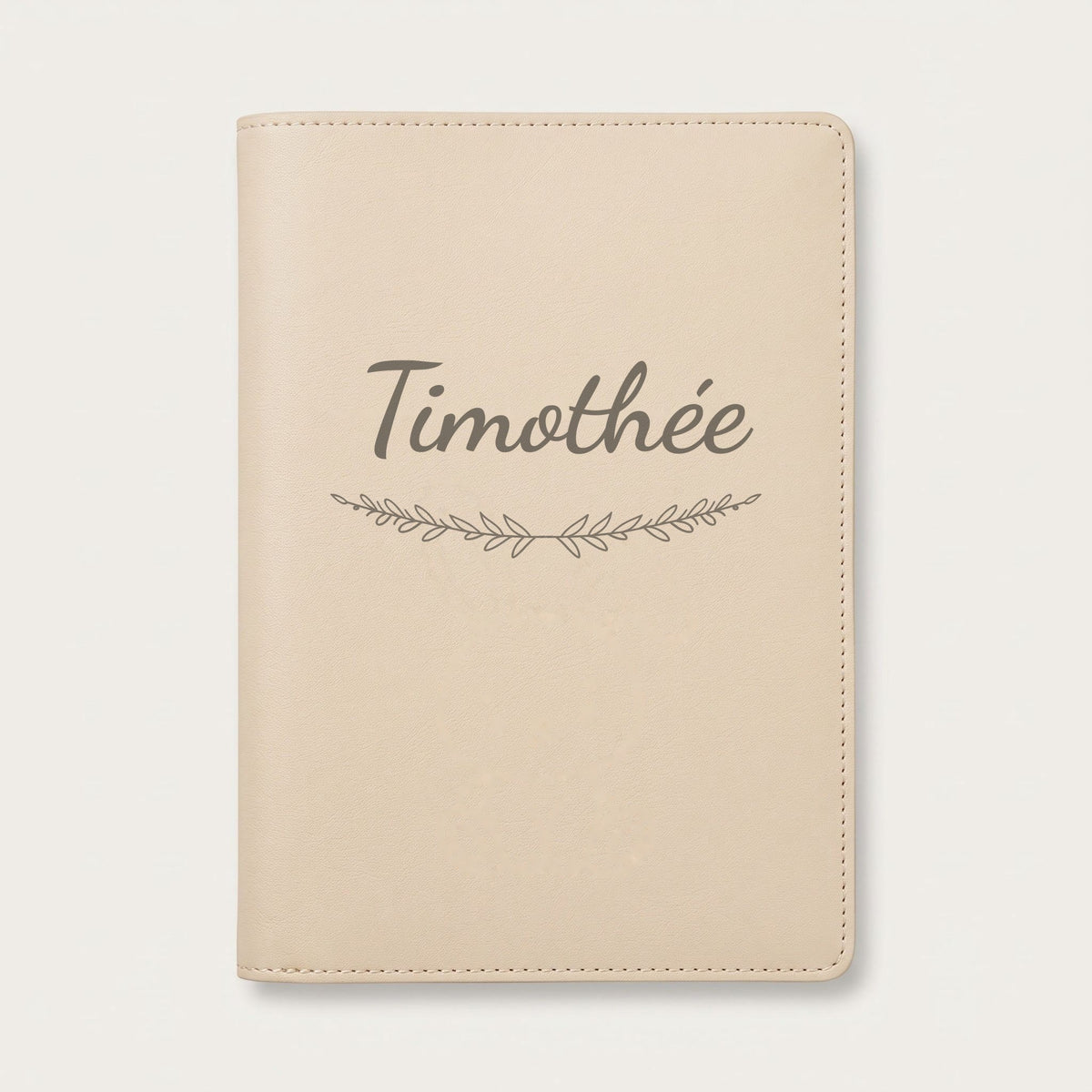 Protège carnet de santé personnalisé Timothée — Crème vanille — prénom « Timothée » gravé, ornement Brindilles