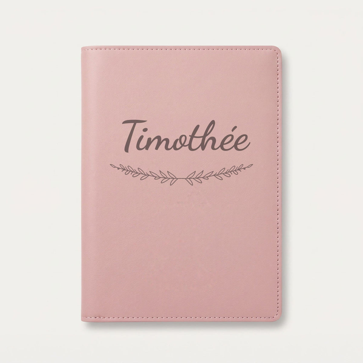Protège carnet de santé personnalisé Timothée — Rose dragée — prénom « Timothée » gravé, ornement Brindilles
