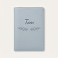 Protège carnet de santé personnalisé Tom — Bleu nuage — prénom « Tom » gravé, ornement Volutes