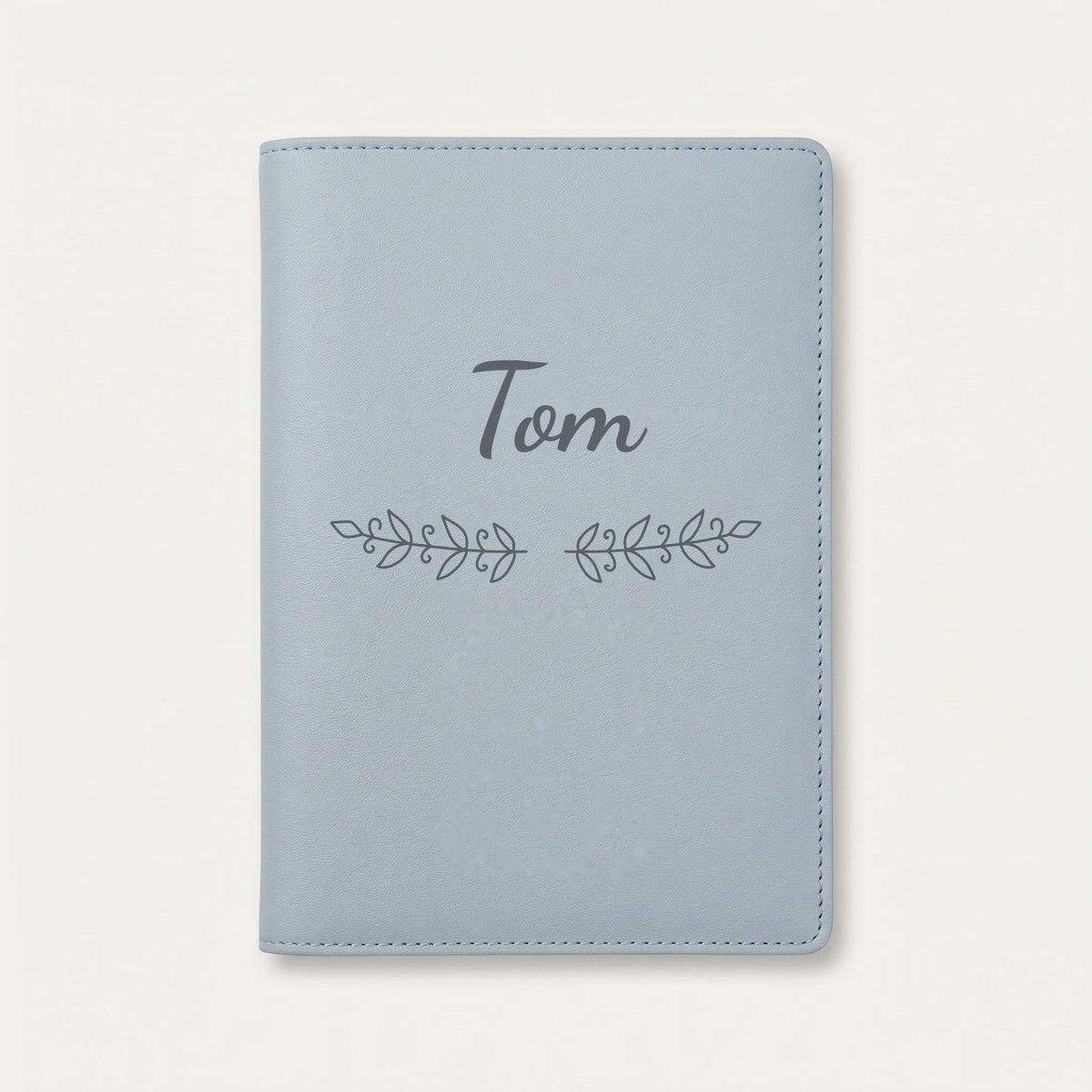 Protège carnet de santé personnalisé Tom — Bleu nuage — prénom « Tom » gravé, ornement Volutes