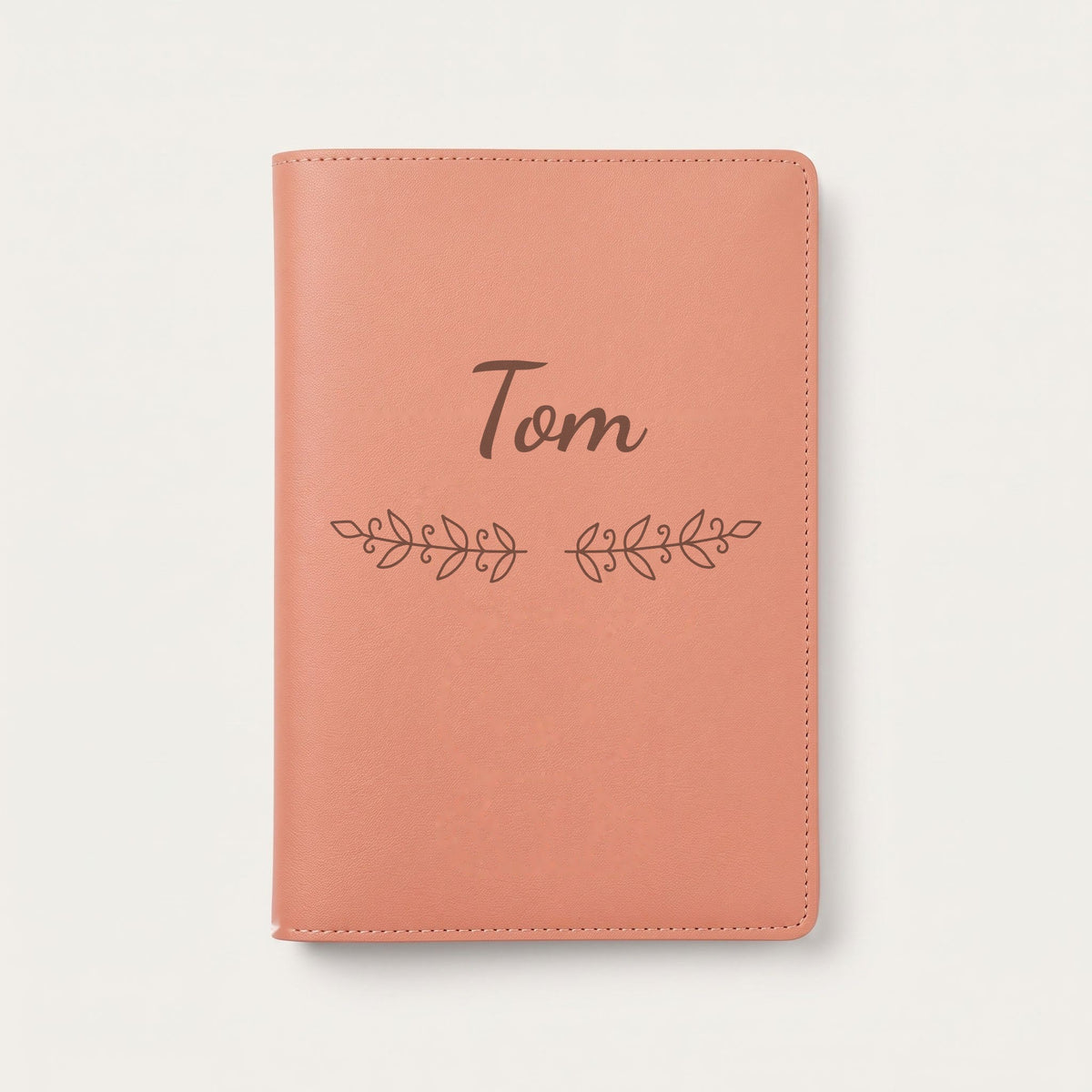 Protège carnet de santé personnalisé Tom — Terracotta — prénom « Tom » gravé, ornement Volutes