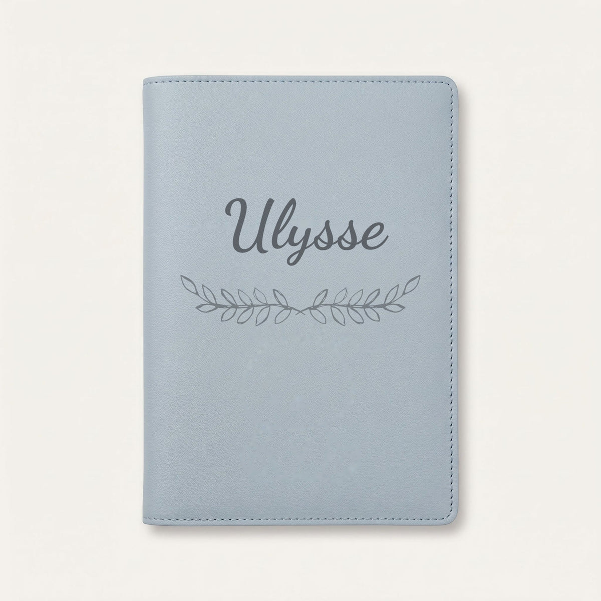 Protège carnet de santé personnalisé Ulysse — Bleu nuage — prénom « Ulysse » gravé, ornement Feuillage