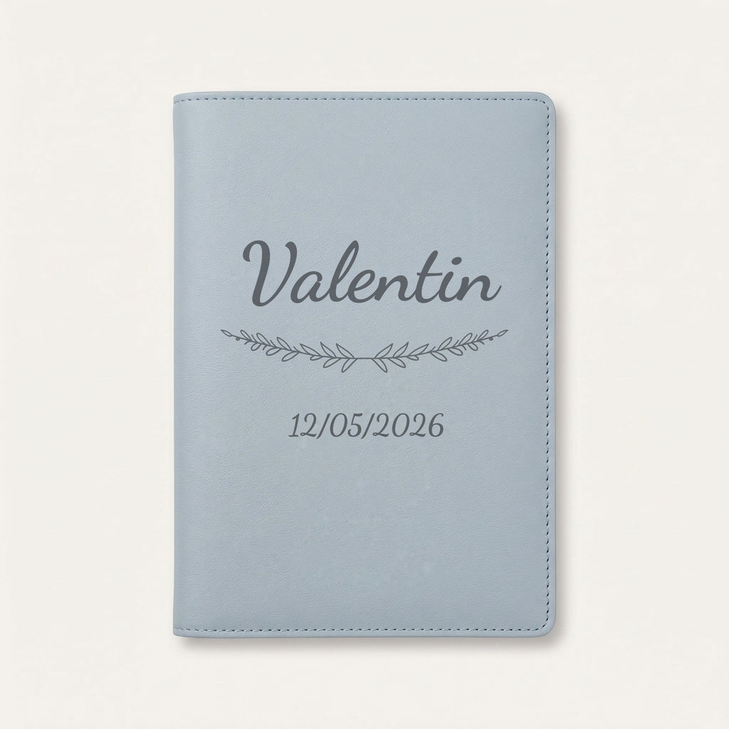 Protège carnet de santé personnalisé Valentin — Bleu nuage — prénom « Valentin », ornement Brindilles et date de naissance « 12/05/2026 » gravés