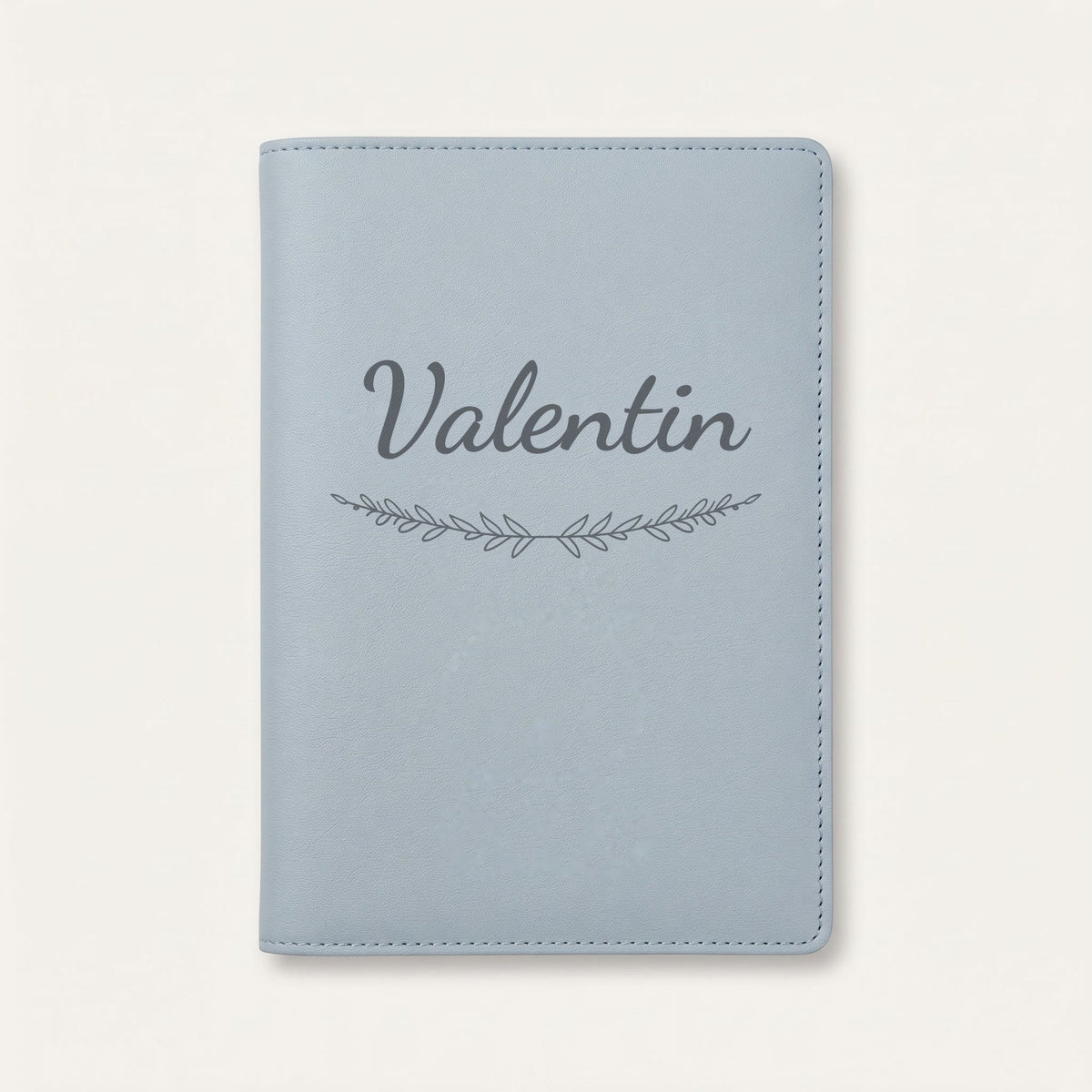 Protège carnet de santé personnalisé Valentin — Bleu nuage — prénom « Valentin » gravé, ornement Brindilles