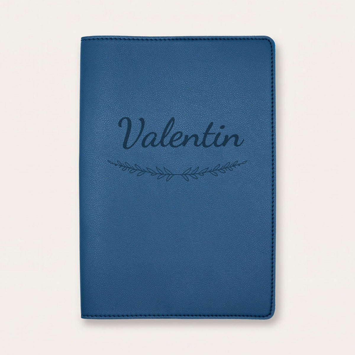 Protège carnet de santé personnalisé Valentin — Bleu nuit — prénom « Valentin » gravé, ornement Brindilles
