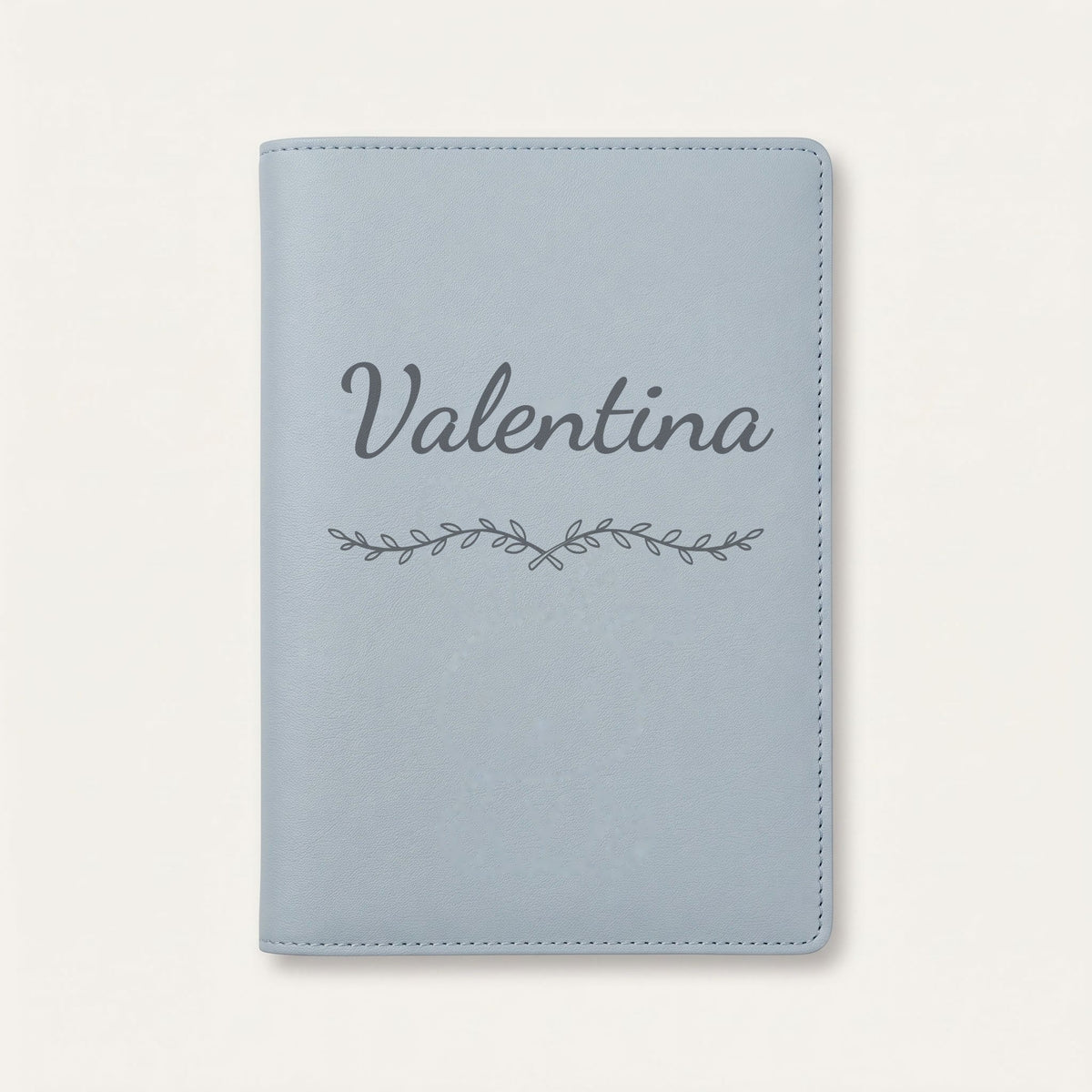 Protège carnet de santé personnalisé Valentina — Bleu nuage — prénom « Valentina » gravé, ornement Liane