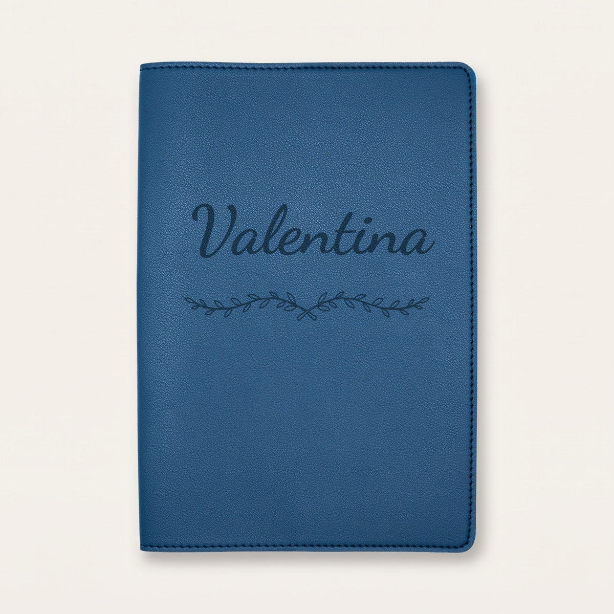 Protège carnet de santé personnalisé Valentina — Bleu nuit — prénom « Valentina » gravé, ornement Liane