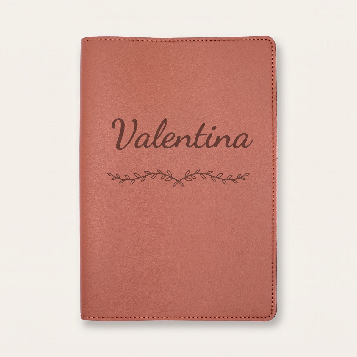Protège carnet de santé personnalisé Valentina — Chocolat — prénom « Valentina » gravé, ornement Liane