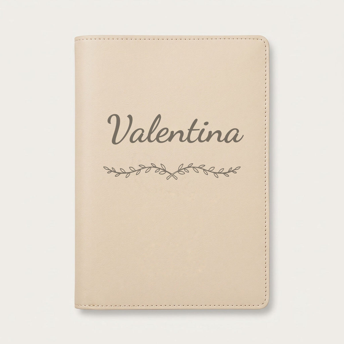Protège carnet de santé personnalisé Valentina — Crème vanille — prénom « Valentina » gravé, ornement Liane